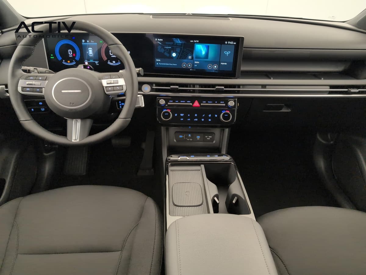 Hyundai Tucson : planche de bord avec grand écran tactile, volant et console centrale