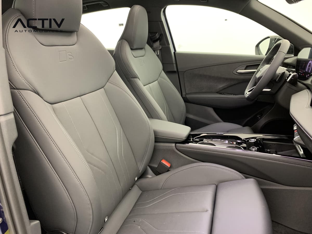 Audi Q3 Sportback Hybride : sièges avant gris avec surpiqûres claires, accoudoir central et volant