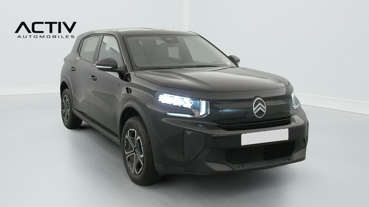 Citroën E-C3 Aircross : vue avant trois quarts droit d'un SUV noir avec projecteurs LED allumés
