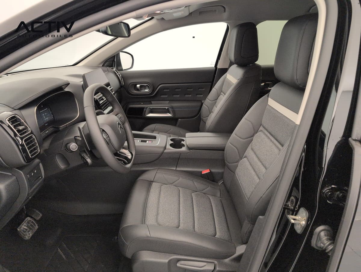 Citroën C5 Aircross : sièges avant en tissu chiné gris et simili sombre, vus par la portière conducteur