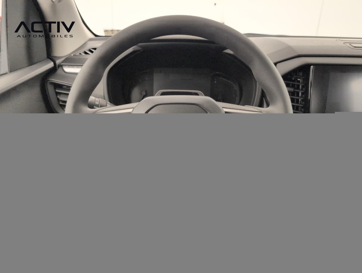 Isuzu D-MAX : volant noir devant le combiné d'instruments éteint