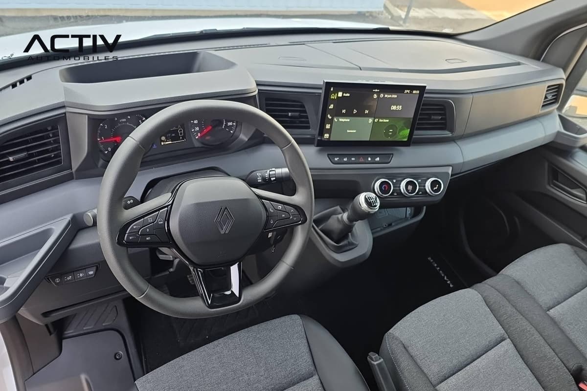 Renault Master Fourgon : planche de bord avec écran tactile, volant et levier de vitesses manuel