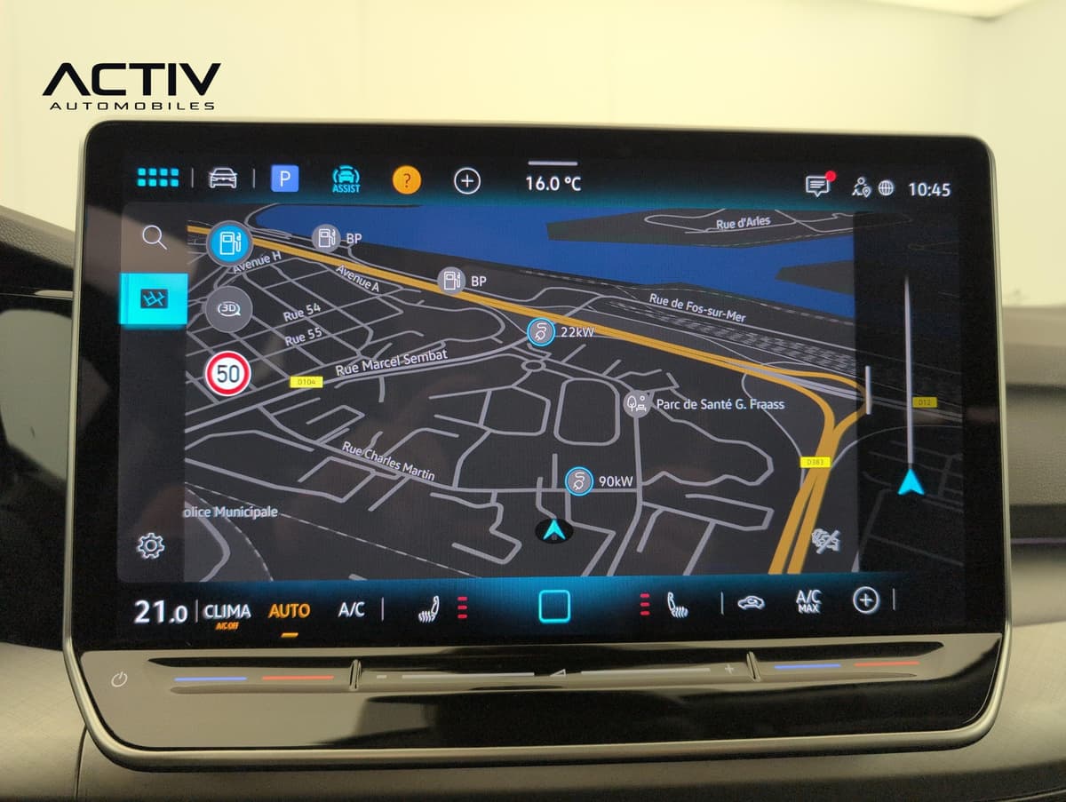Volkswagen Golf 8 : écran central tactile affichant la navigation cartographique et la climatisation