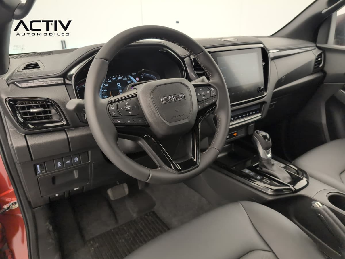 Isuzu D-MAX : poste de conduite avec volant multifonction, écran tactile et levier automatique