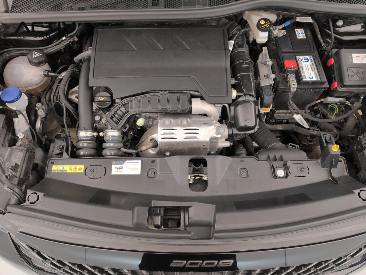 Peugeot 2008 : compartiment moteur ouvert avec cache moteur noir, batterie et vase d'expansion