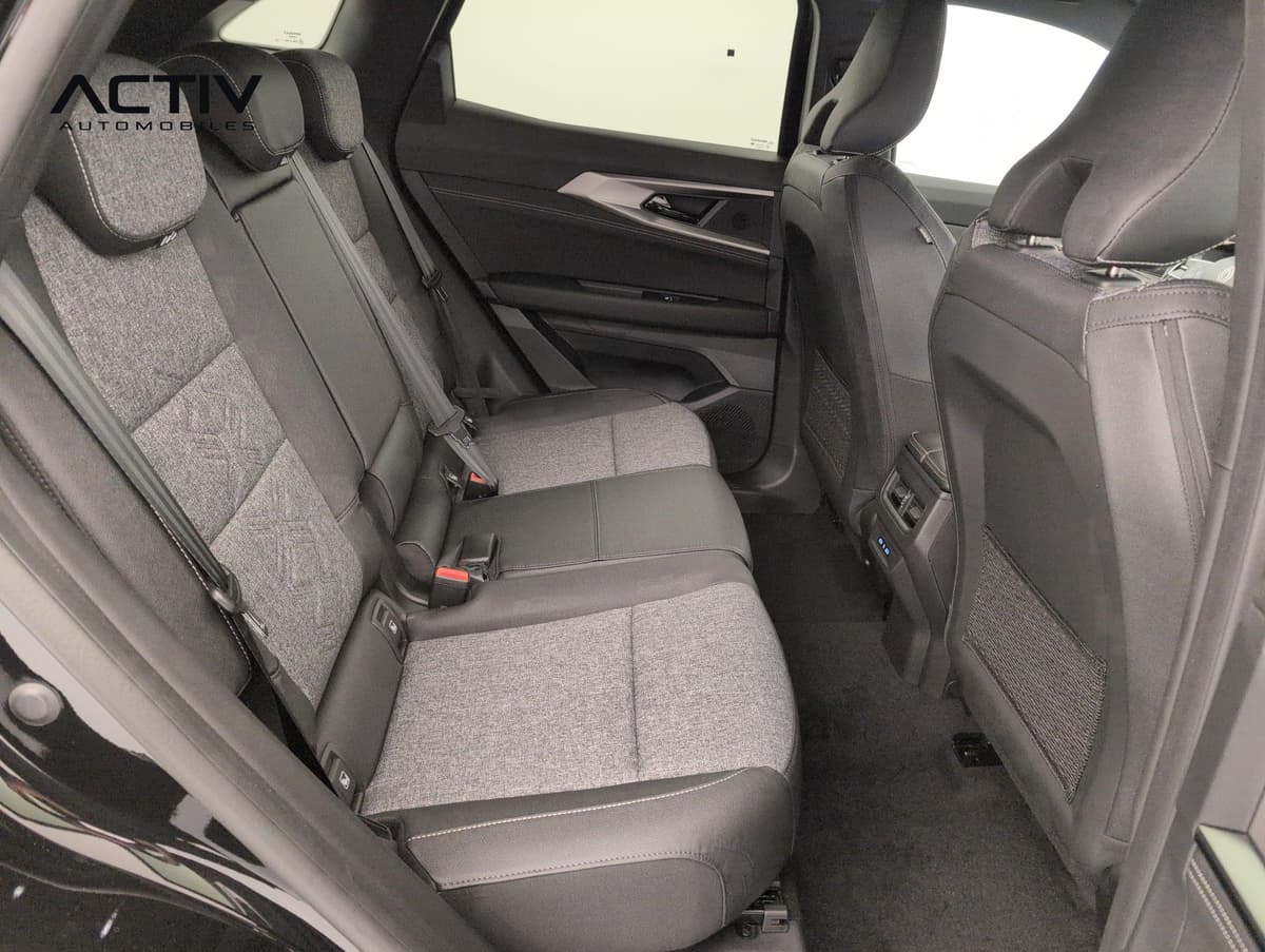 Renault Austral : banquette arrière en tissu gris chiné et simili noir, accoudoir central relevé
