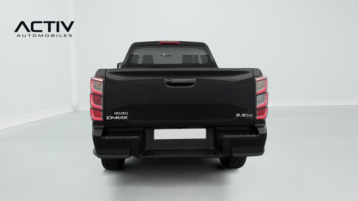 Isuzu D-MAX : face arrière noire avec hayon fermé, poignée de coffre et feux arrière