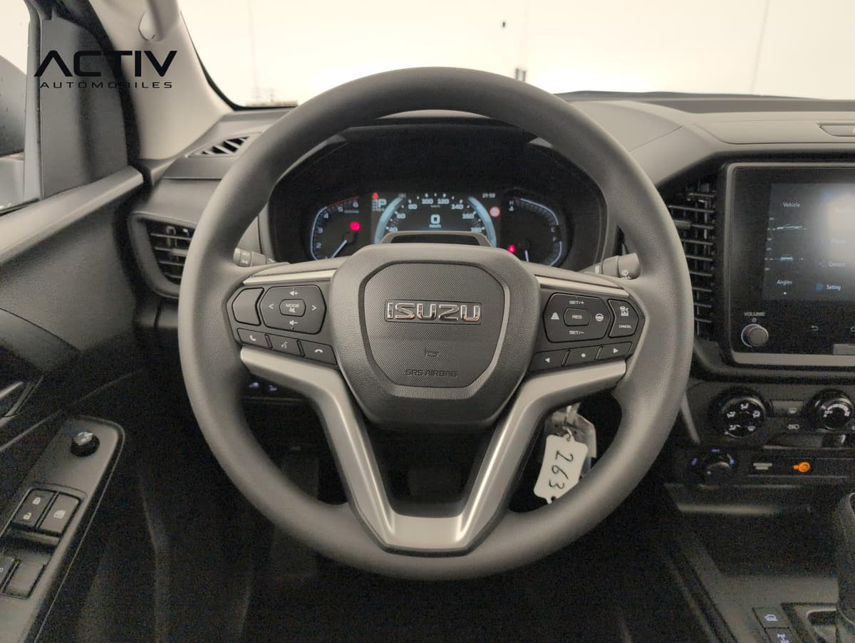 Isuzu D-MAX : volant avec commandes au volant et combiné d'instruments derrière