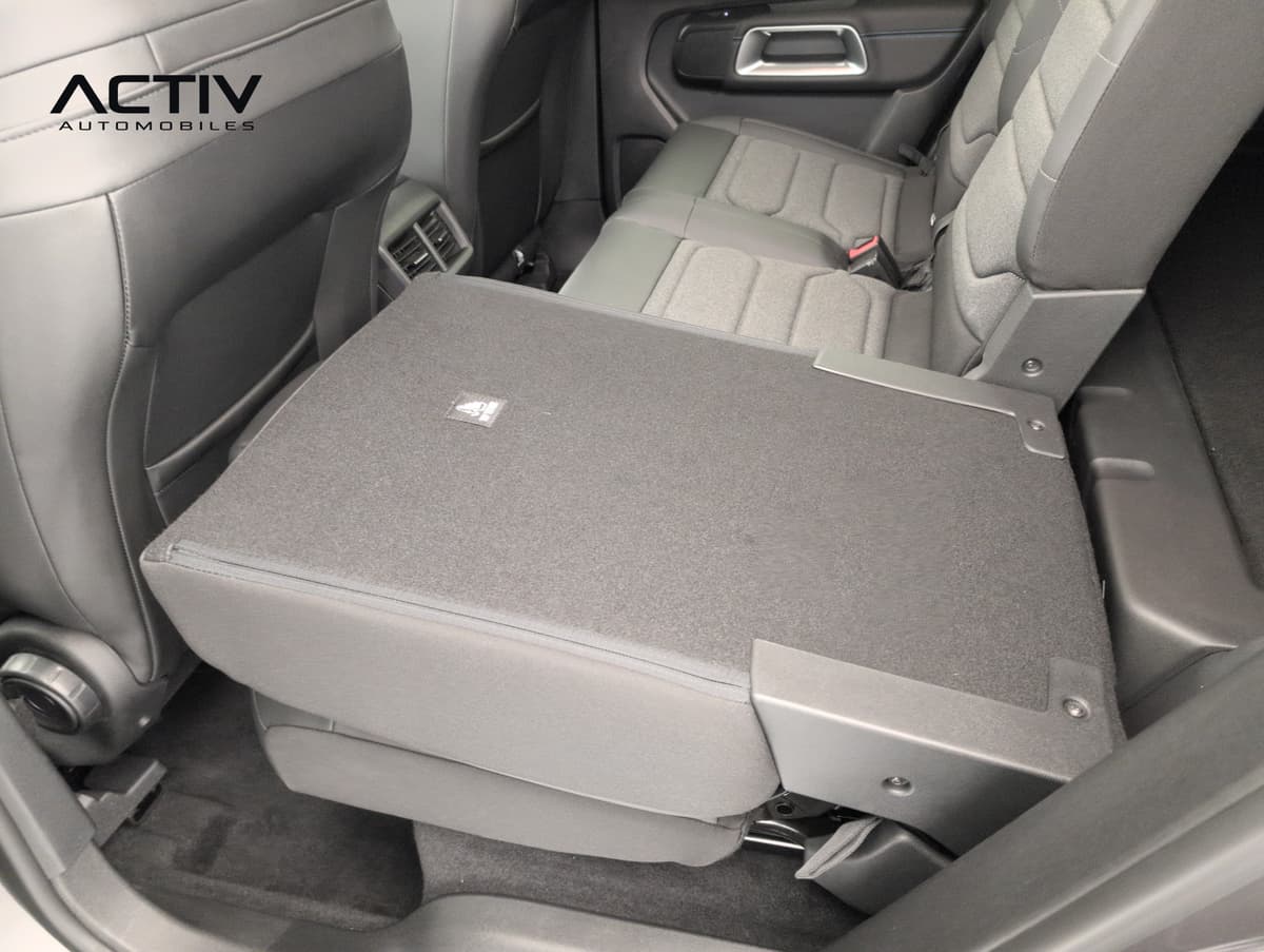 Citroën C5 Aircross : siège arrière gauche rabattu à plat, à côté de la banquette en tissu