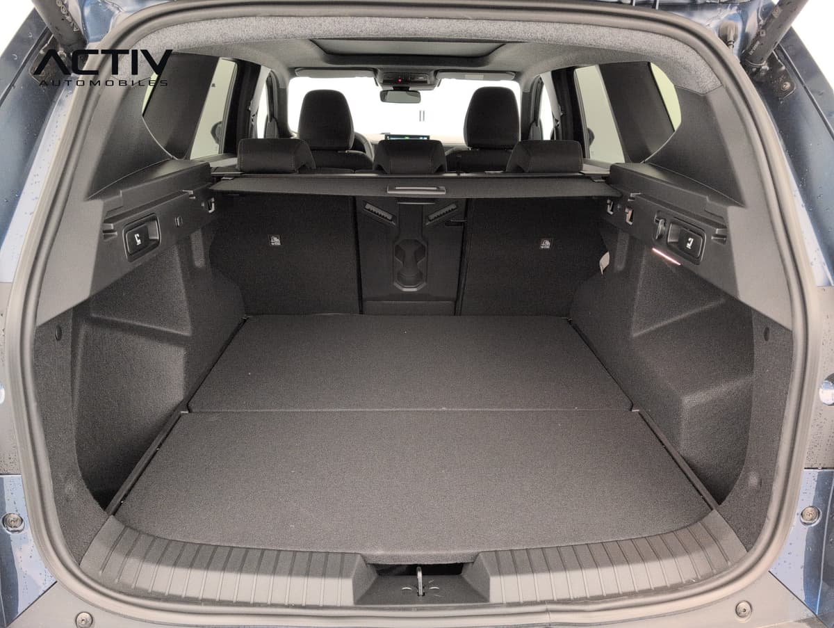 Dacia Bigster : coffre ouvert avec plancher plat et cache-bagages tendu