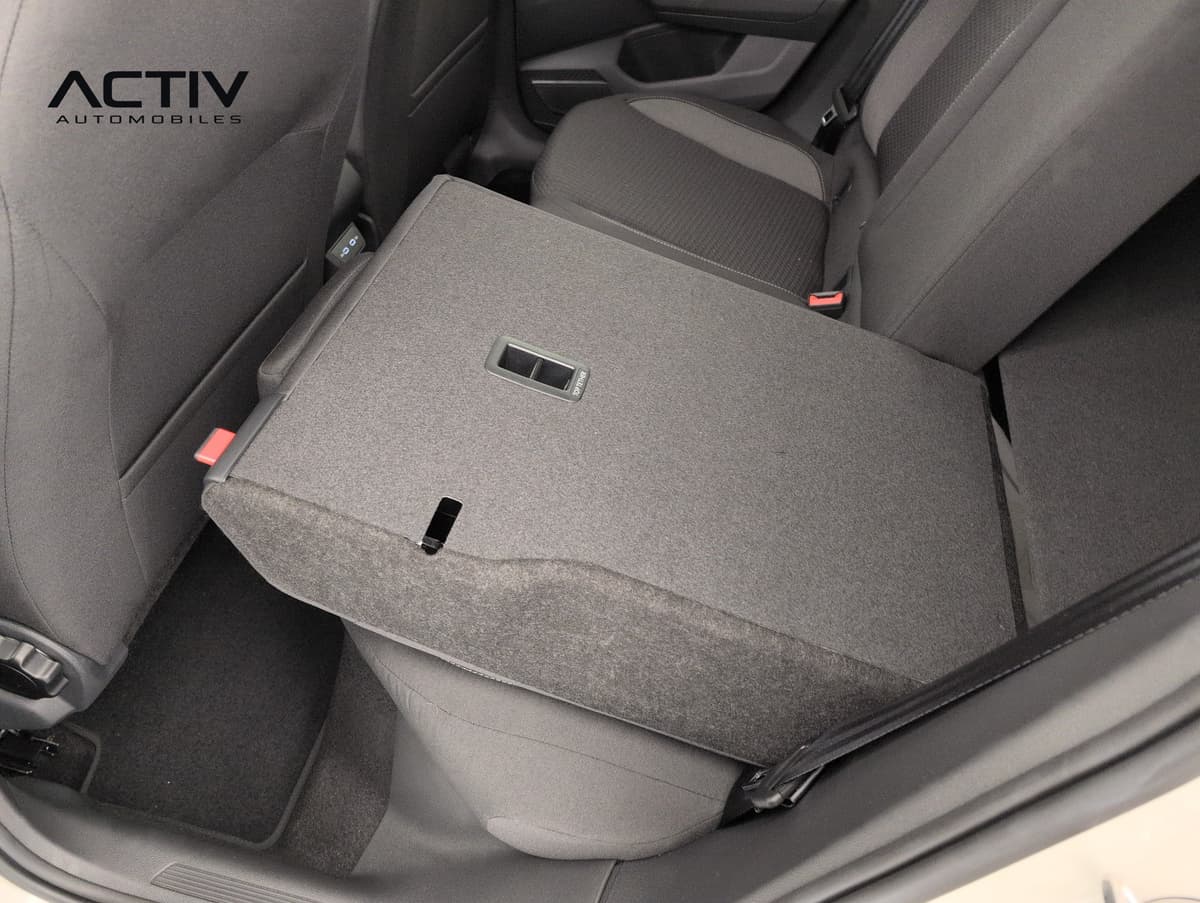 Volkswagen Polo : dossier de banquette arrière rabattu sur l'assise, vu par la portière ouverte