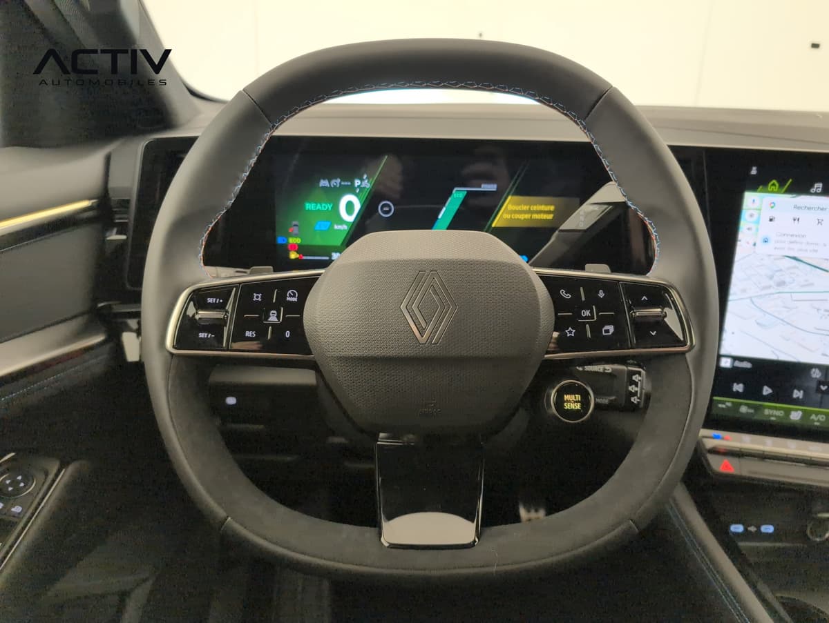 Renault Austral : volant avec commandes au volant, bouton Multi-sense et tableau de bord numérique