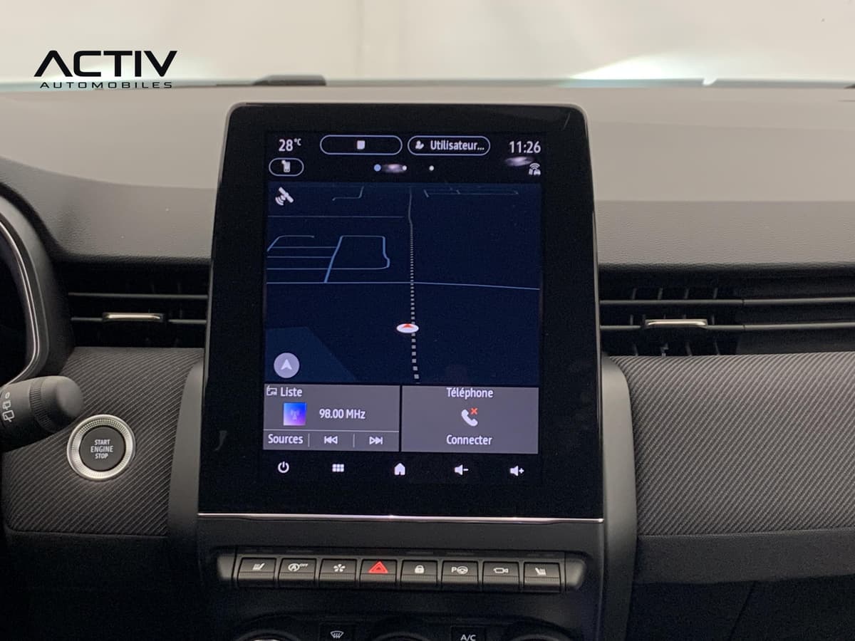 Renault Clio 5 : écran central tactile vertical avec navigation et boutons en dessous