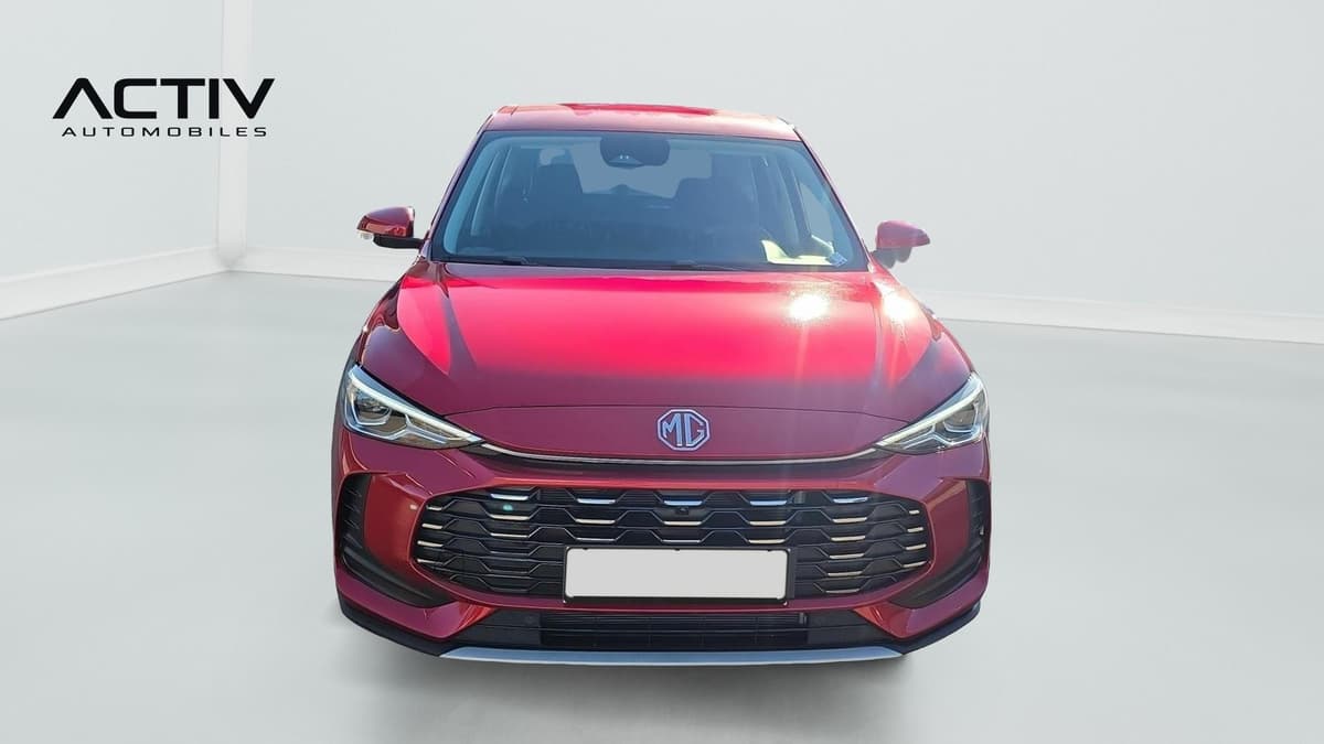 Mg ZS : face avant rouge avec calandre à lamelles et optiques effilées