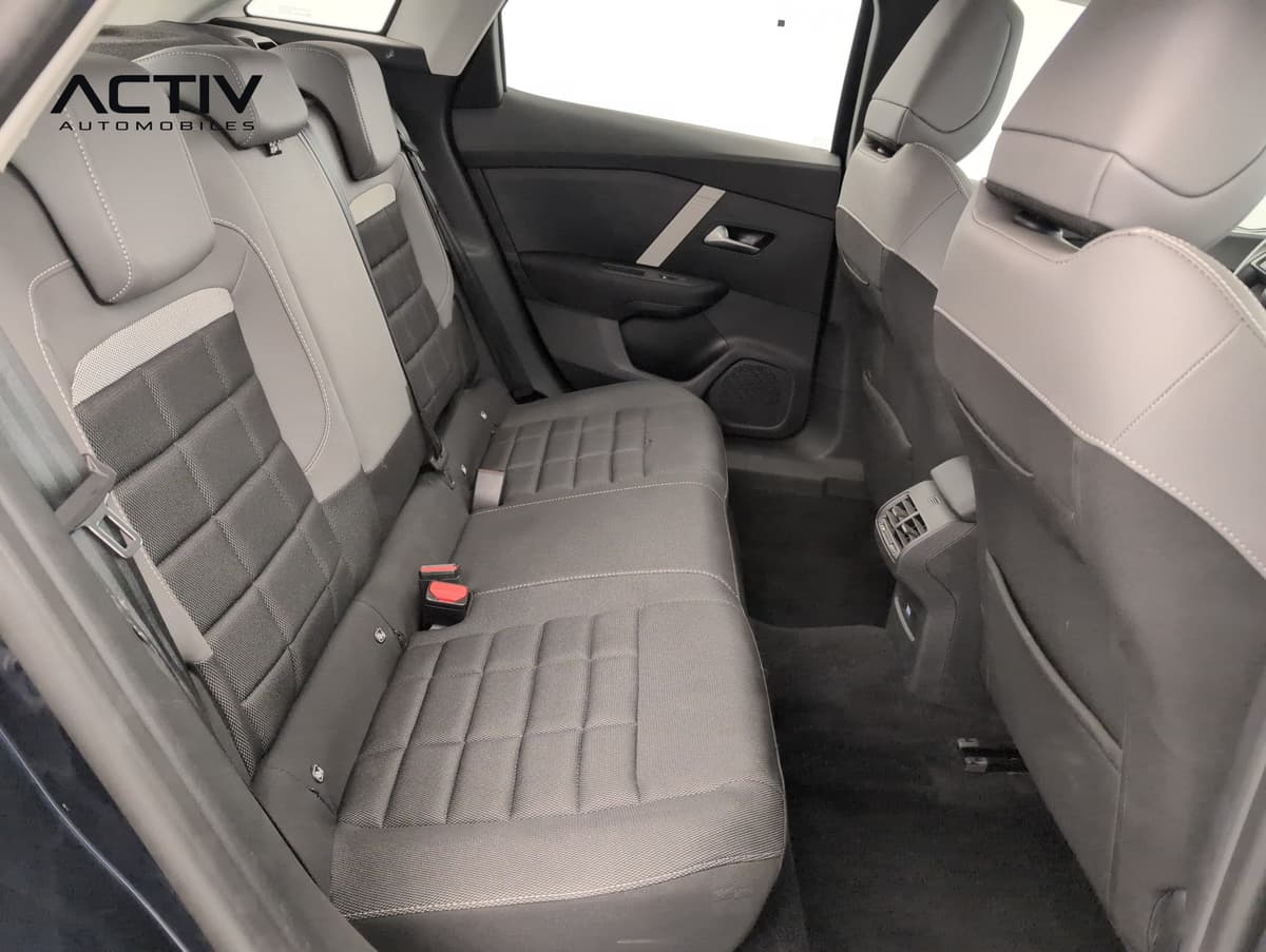 Citroën C4 : banquette arrière en tissu gris et noir vue par la portière ouverte