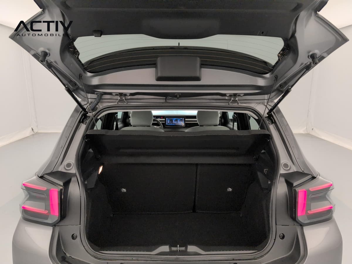 Citroën C3 : coffre ouvert avec tablette cache-bagages et dossiers de banquette rabattables