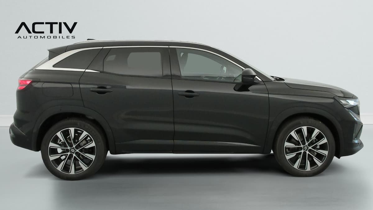 Renault Austral : profil droit du SUV noir avec jantes alliage bicolores et barres de toit