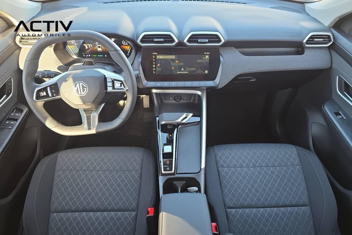 Mg ZS : planche de bord avec écran tactile, volant et sièges avant en tissu noir