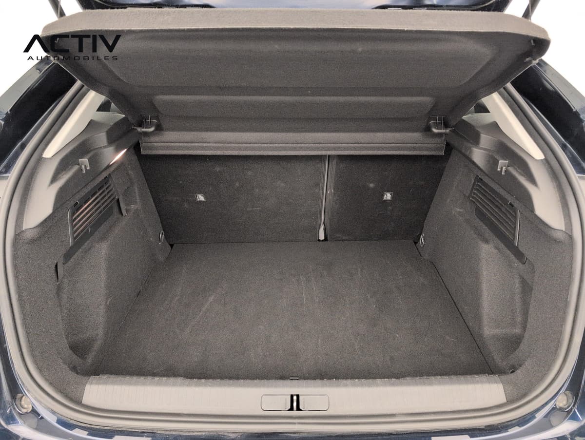 Citroën C4 : coffre ouvert avec plancher plat, tablette et garnissage moquette