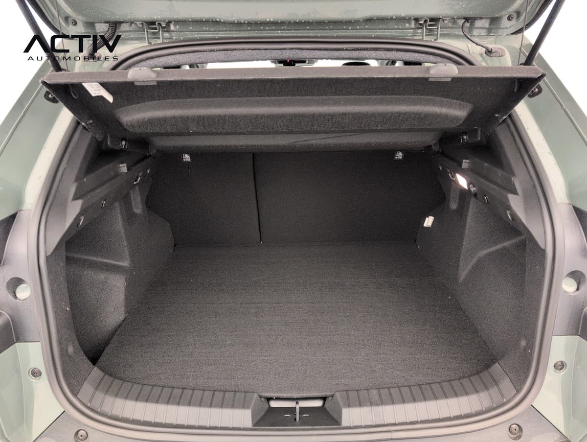 Dacia Duster : coffre ouvert avec plancher plat et tablette arrière relevée