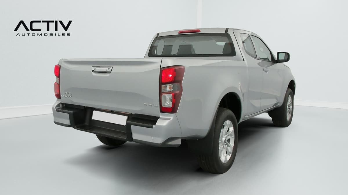 Isuzu D-MAX : vue arrière trois quarts droit du pick-up avec hayon fermé et pare-chocs