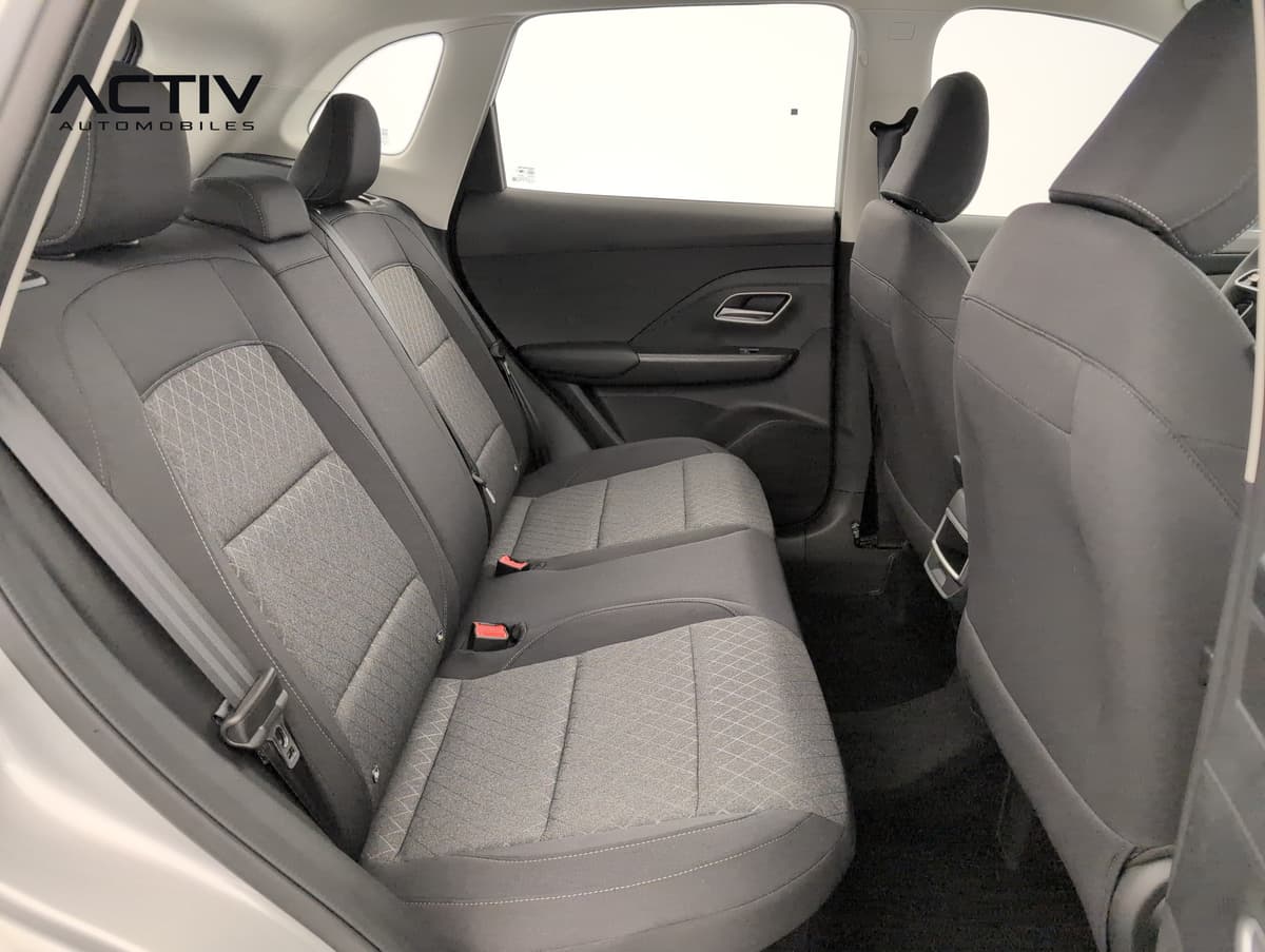 Mg ZS : banquette arrière en tissu noir et gris vue par la portière ouverte