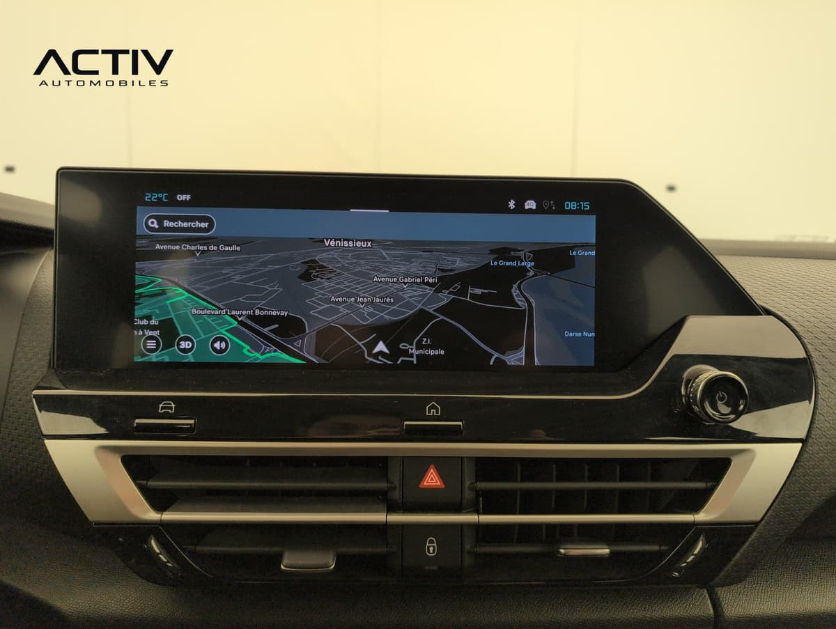 Citroën C4 : écran central tactile avec cartographie, aérateurs et bouton de feux de détresse