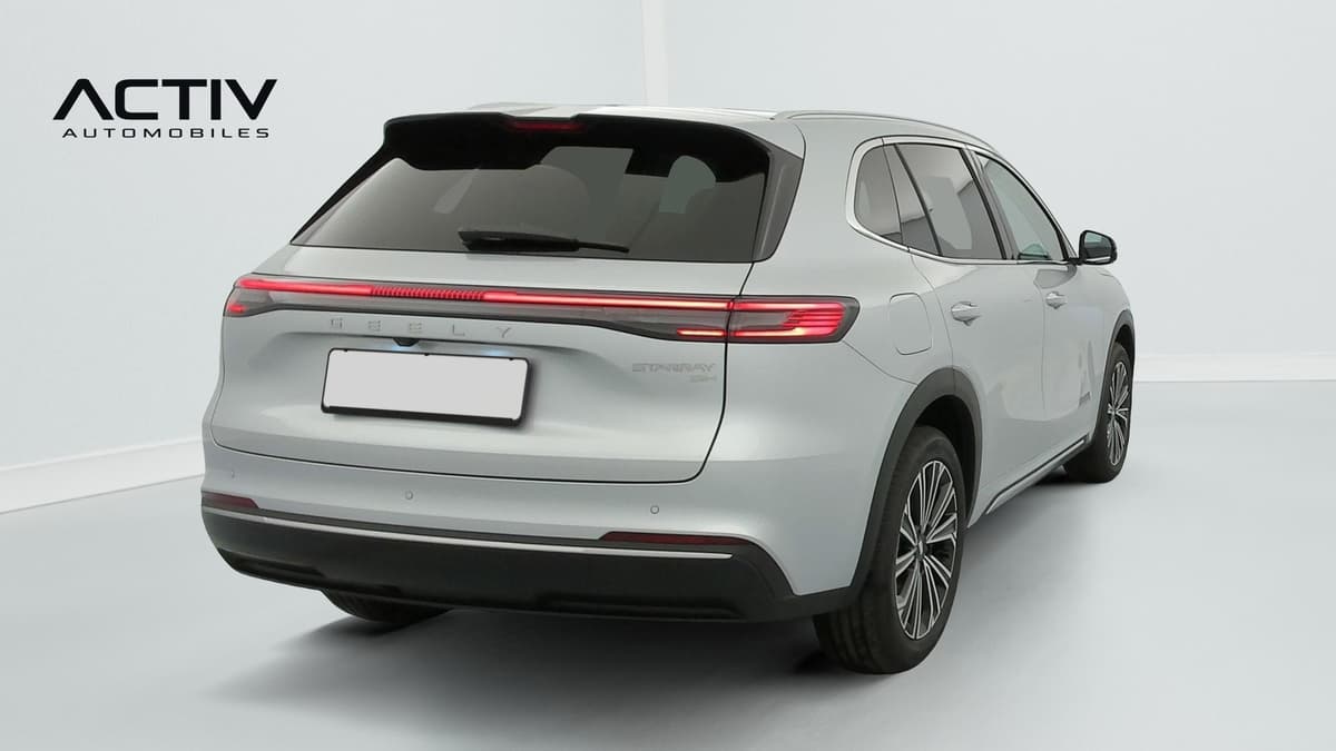 Geely Starray : arrière trois quarts droit avec feux fins reliés et jantes alliage