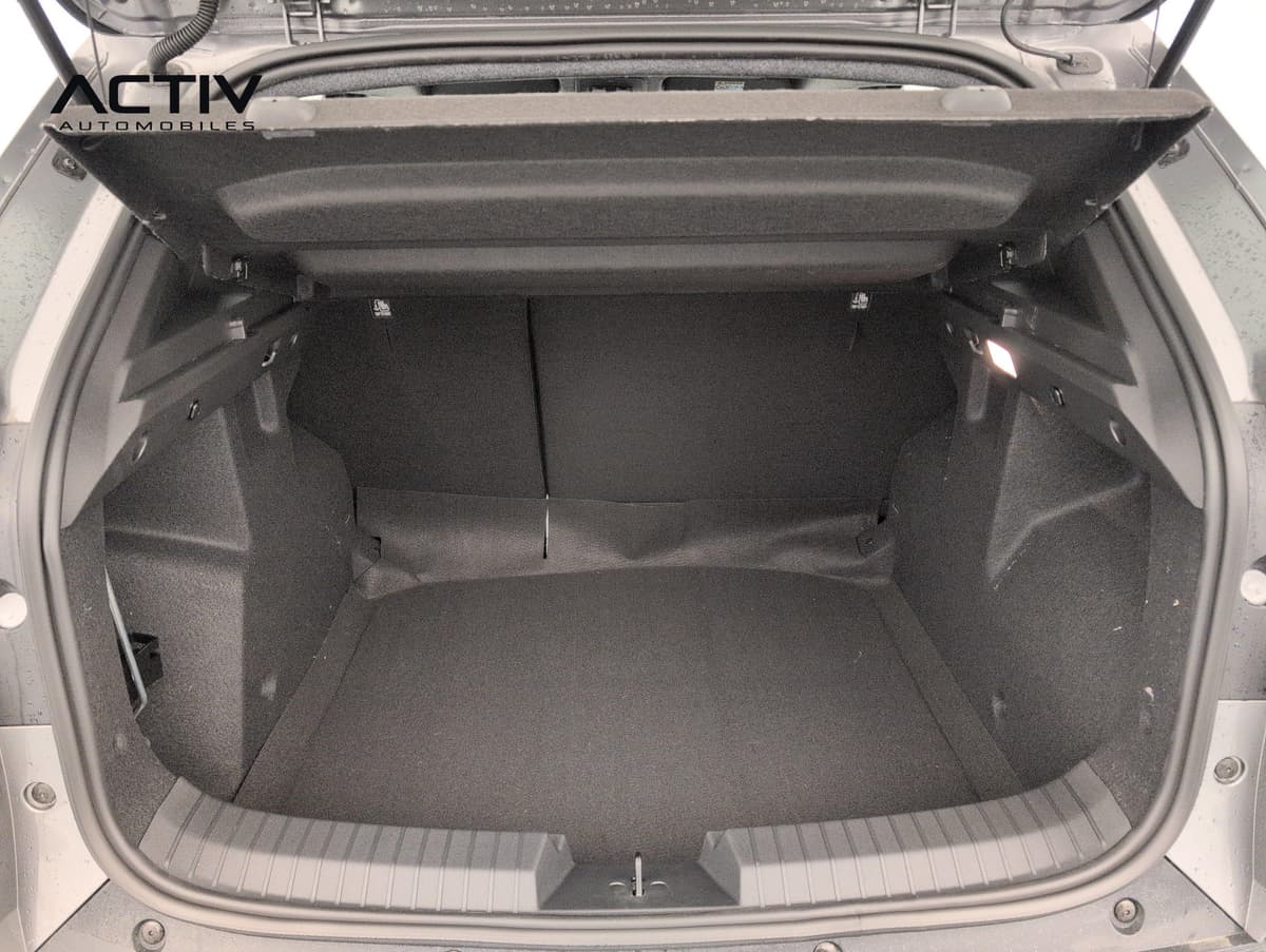 Dacia Duster : coffre ouvert avec plancher plat et cache-bagages relevé
