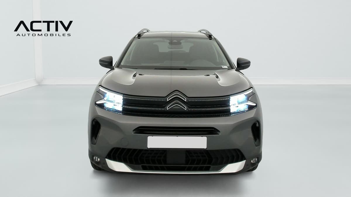 Citroën C5 Aircross : face avant avec projecteurs allumés et barres de toit
