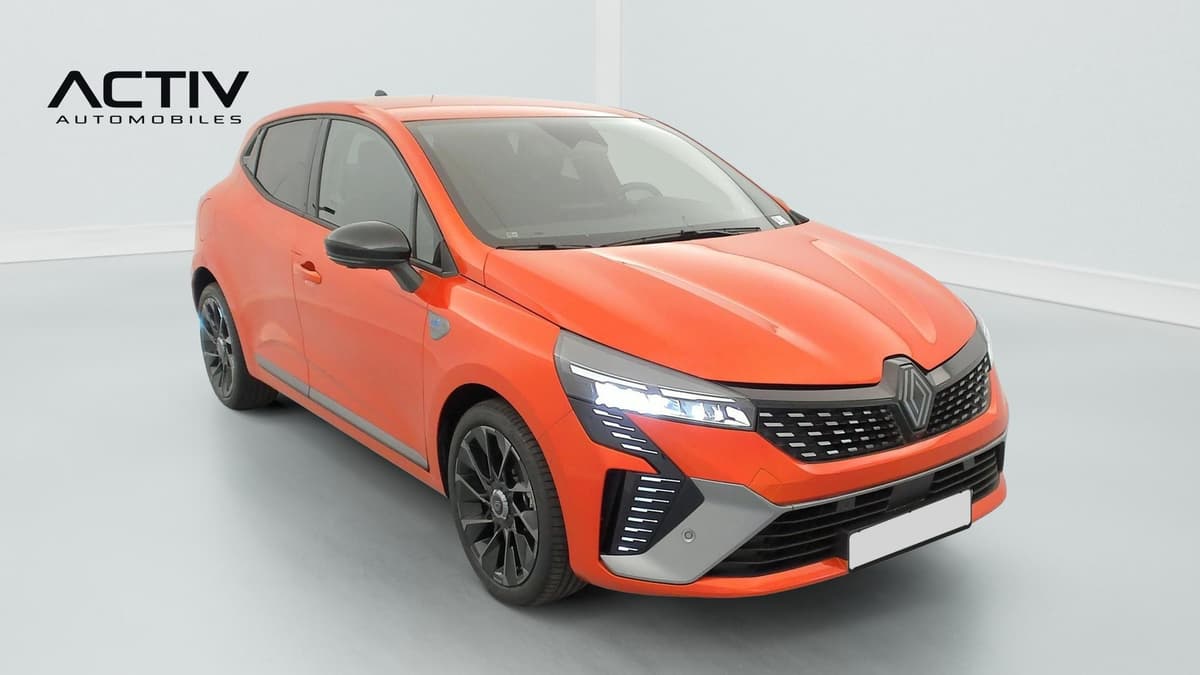 Renault Clio 5 : avant trois quarts droit avec phares allumés et jantes noires