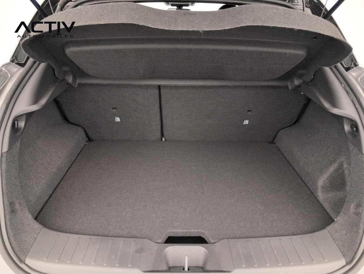 Nissan Juke : coffre ouvert avec plancher plat et cache-bagages gris foncé