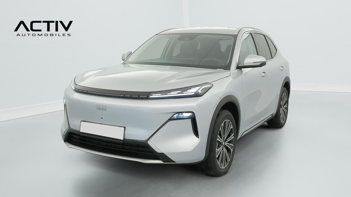 Geely Starray : SUV gris clair vu de l'avant trois quarts gauche, optiques fines et jantes bicolores