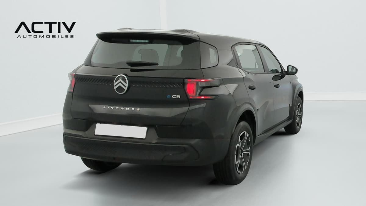 Citroën E-C3 Aircross : vue arrière trois quarts droit d'un SUV noir avec enjoliveurs bicolores
