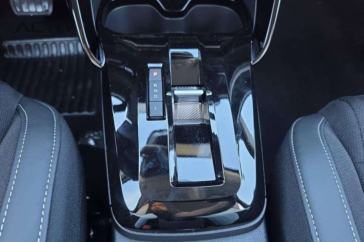 Citroën C3 Aircross : console centrale noire brillante avec sélecteur de vitesses automatique P R N D L