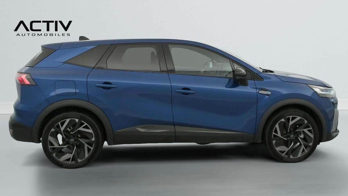 Renault Symbioz : profil droit de la voiture bleue avec grandes jantes alliage et vitres surteintées