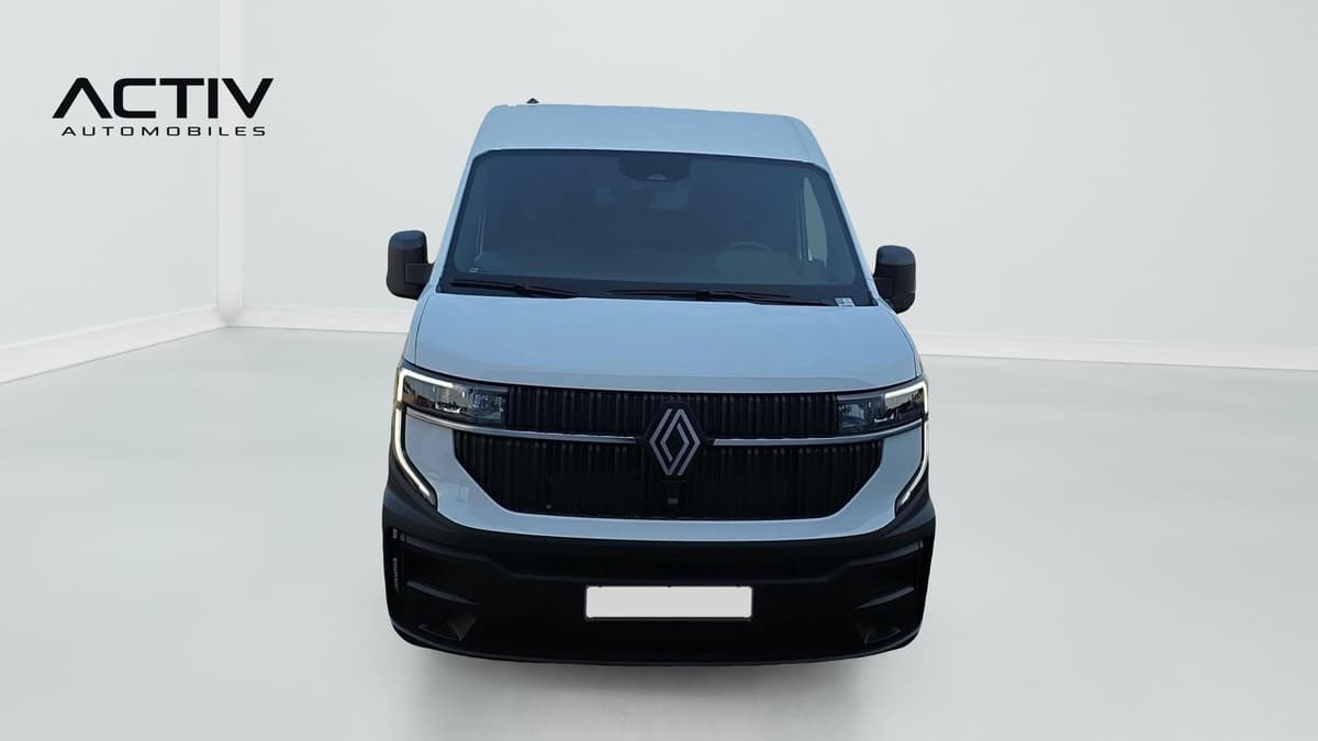 Renault Master Fourgon : face avant avec grille de calandre noire et projecteurs à LED