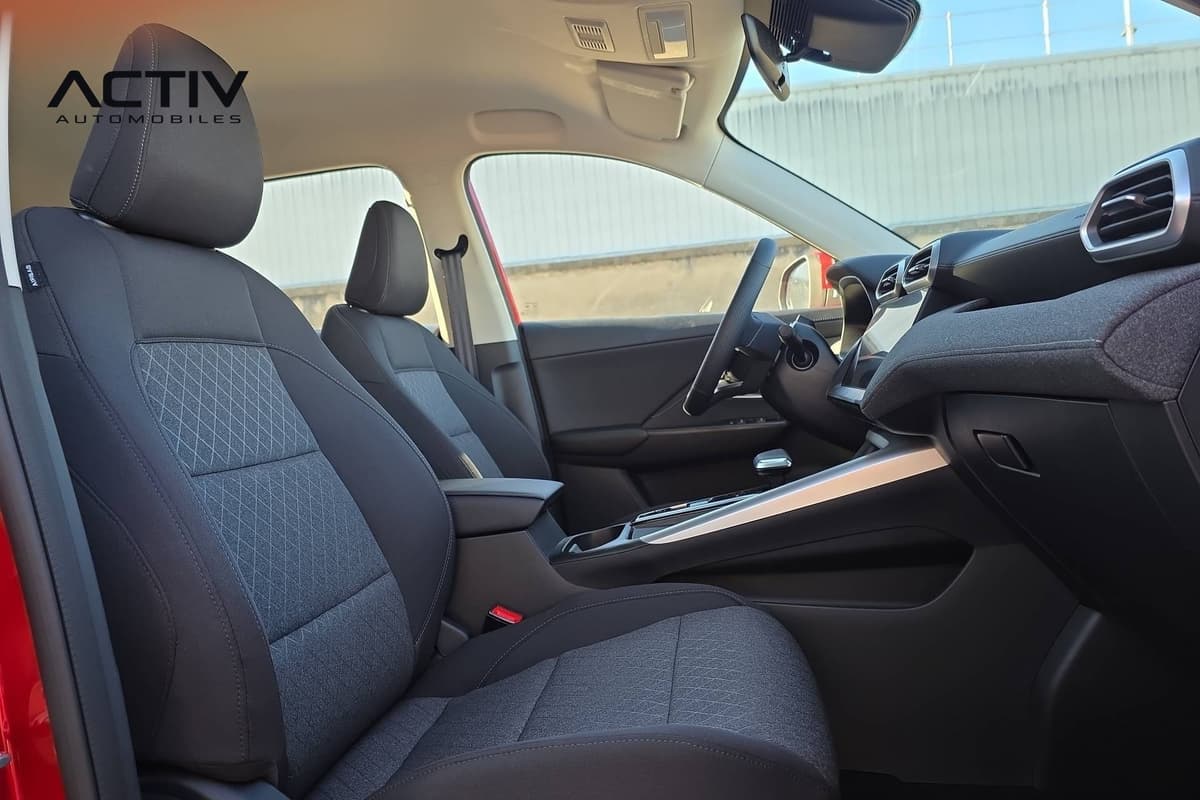 Mg ZS : siège passager avant en tissu noir et planche de bord vus depuis la portière