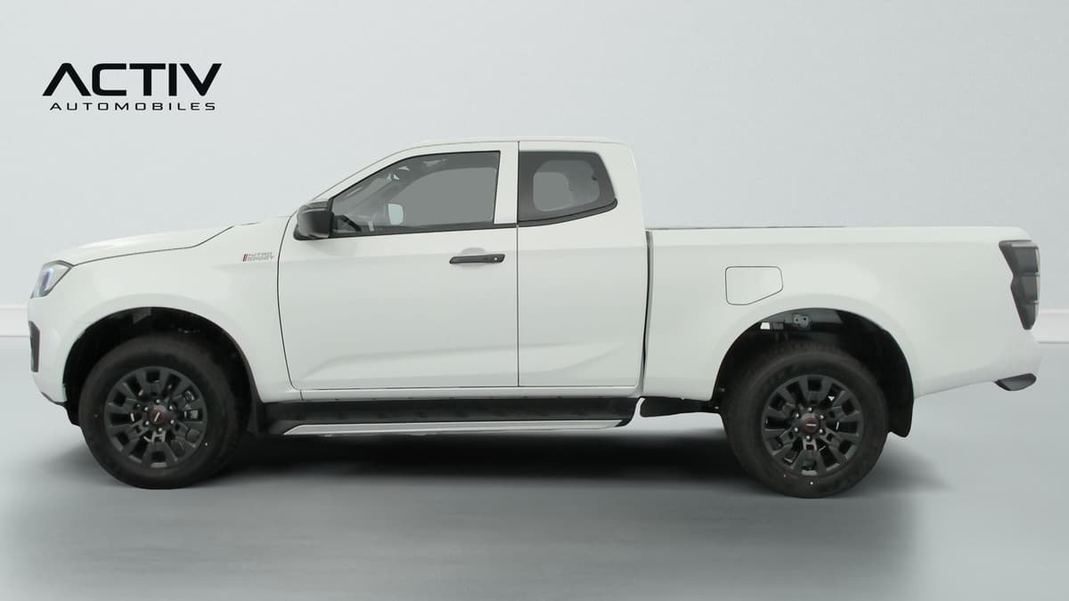 Isuzu D-MAX : profil gauche du pick-up blanc avec jantes noires et marchepied latéral