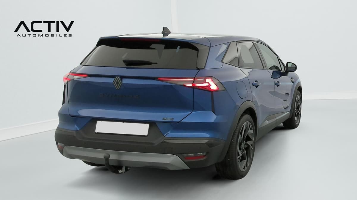 Renault Symbioz : vue arrière trois quarts droit avec crochet d'attelage et jantes noires