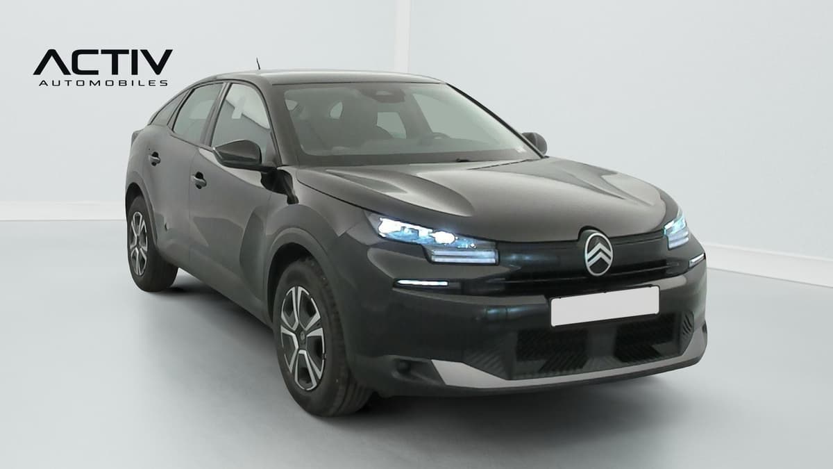 Citroën C4 : véhicule noir vu de l'avant trois quarts gauche, projecteurs LED allumés