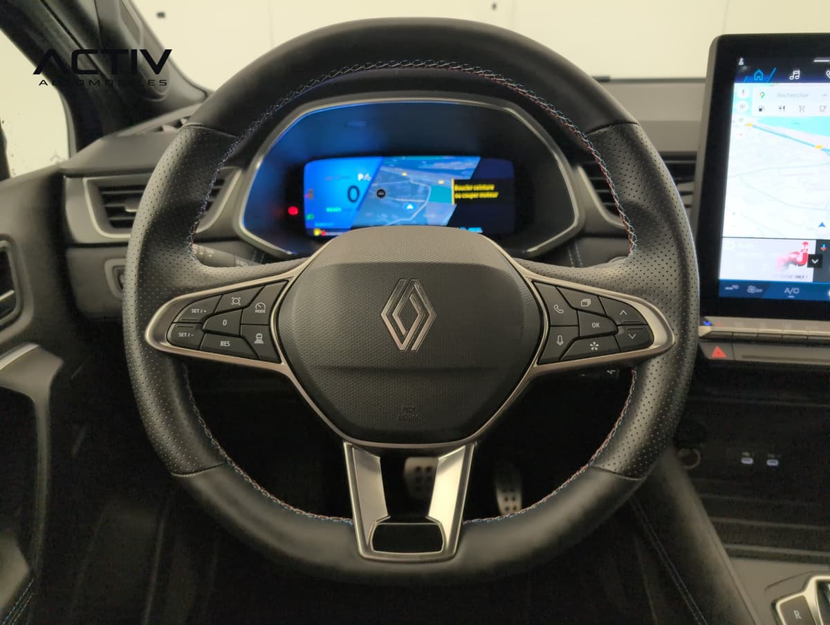 Renault Symbioz : volant perforé avec commandes au centre, derrière lui le combiné numérique