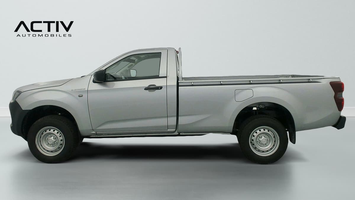 Isuzu D-MAX : profil gauche du pick-up simple cabine gris avec jantes acier et plateau