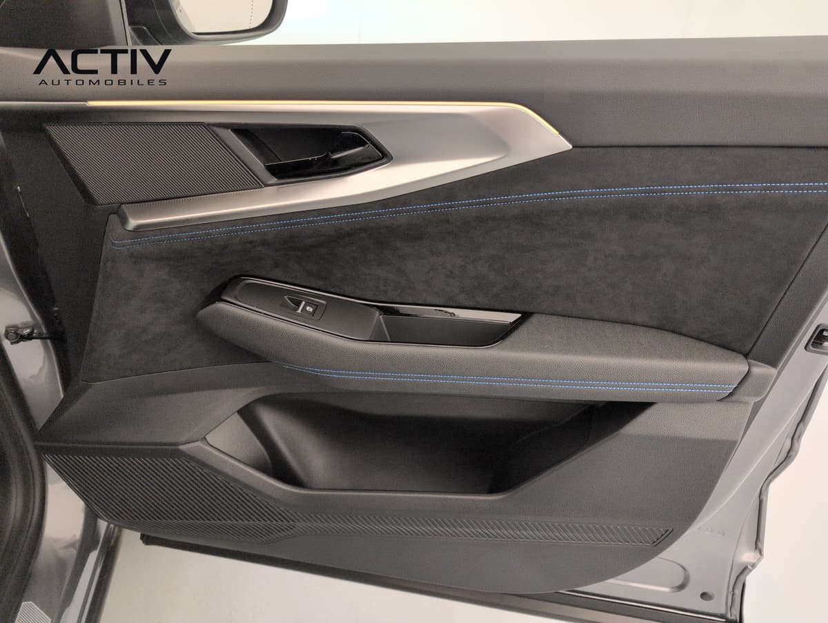 Renault Austral : panneau de porte avant noir avec surpiqûres bleues et commande de lève-vitre