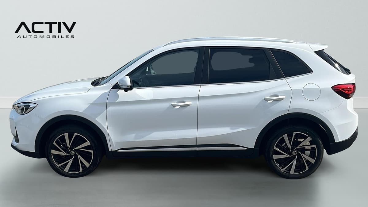 Mg ZS : profil gauche du SUV blanc avec jantes alliage bicolores et rail de toit