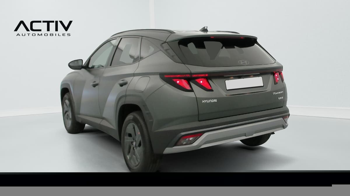 Hyundai Tucson : vue arrière trois quarts gauche d'un SUV vert avec feux arrière et jantes alliage