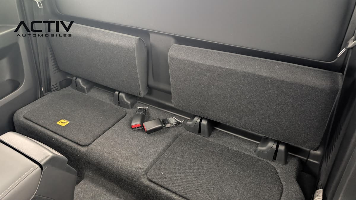 Isuzu D-MAX : sièges arrière rabattables en moquette grise avec boucles de ceintures
