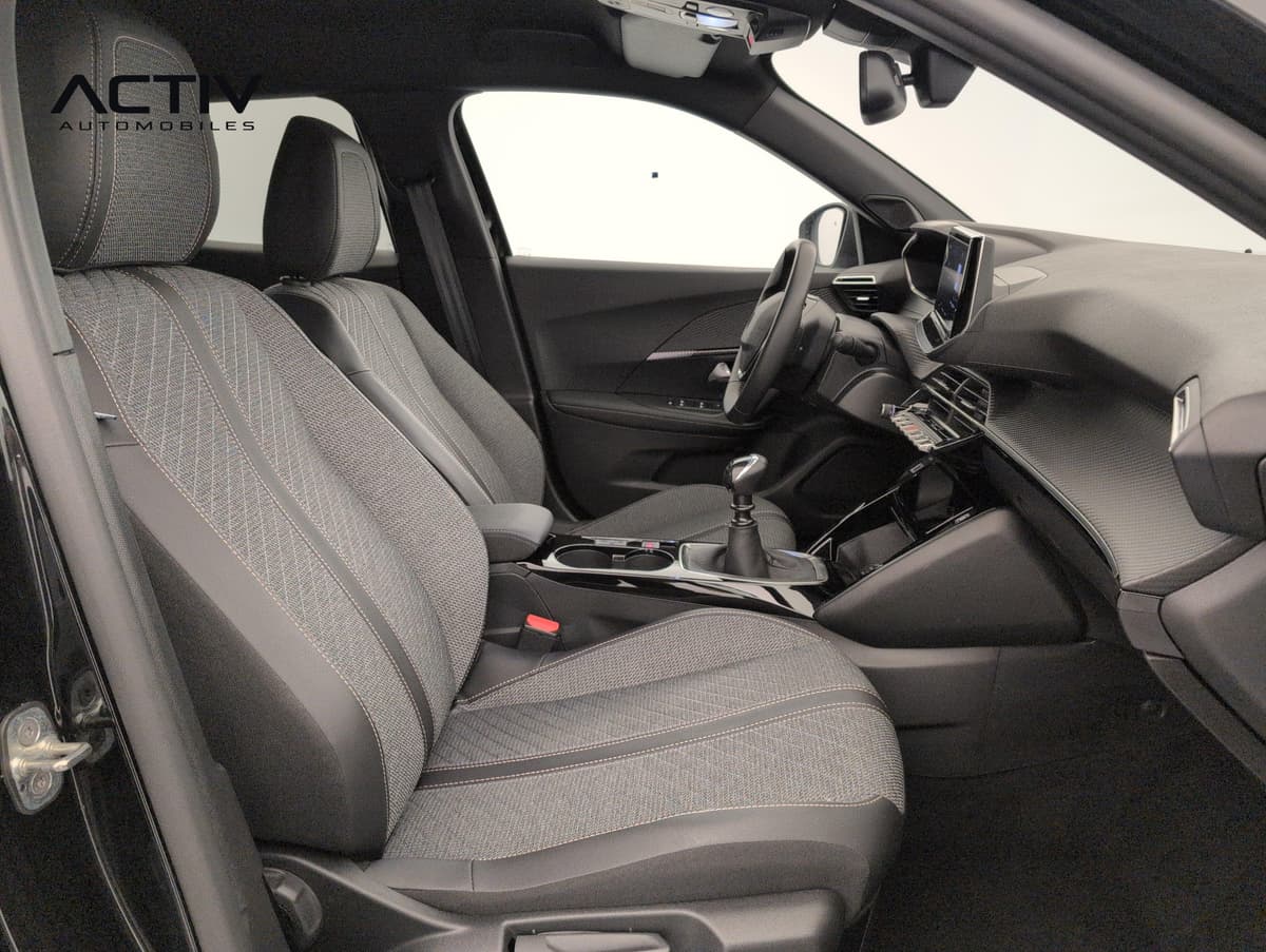 Peugeot 2008 : siège passager en tissu gris avec surpiqûres, volant et levier de vitesses