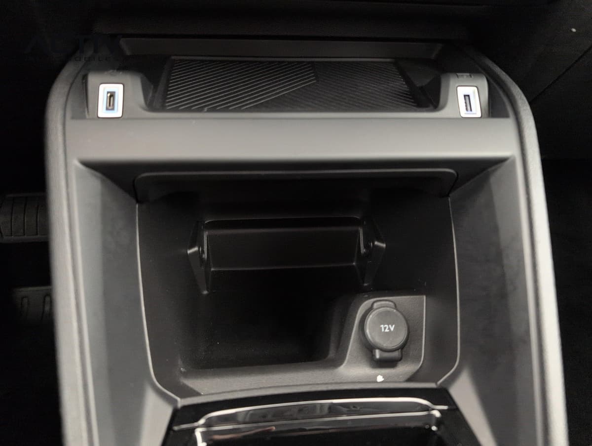 Citroën C4 : console centrale avec rangement ouvert, prise 12 V et deux ports USB