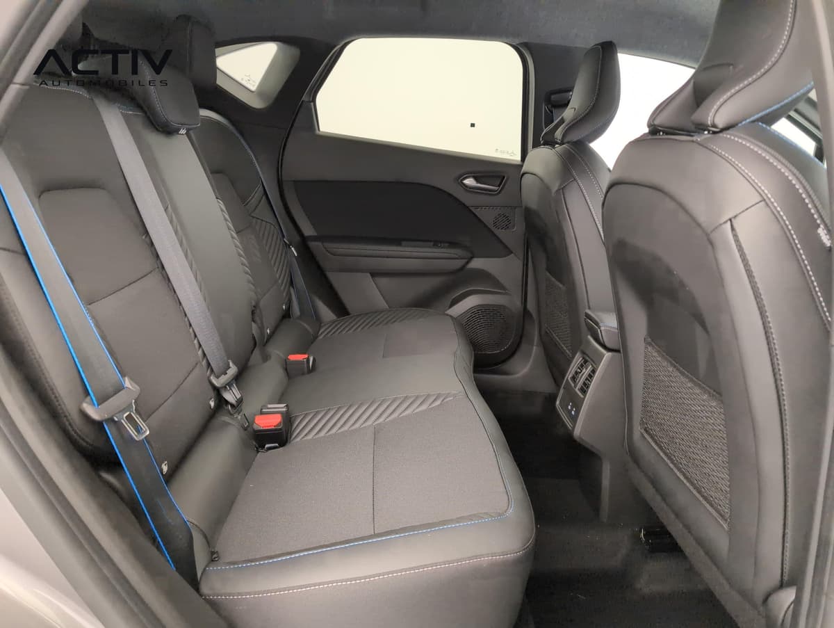 Renault Captur : banquette arrière en tissu noir avec surpiqûres bleues vue par la portière